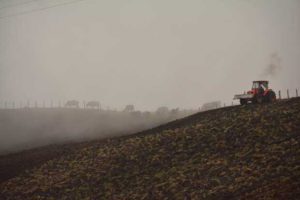 El motor de un tractor interrumpe el silencio en la vía al Nevado del Ruiz. En el sector El Arbolito (Villamaría), donde la naturaleza respira los 3 mil 800 metros de altura, el oscuro panorama de la tierra removida se transforma en un parche en medio de la vegetación.